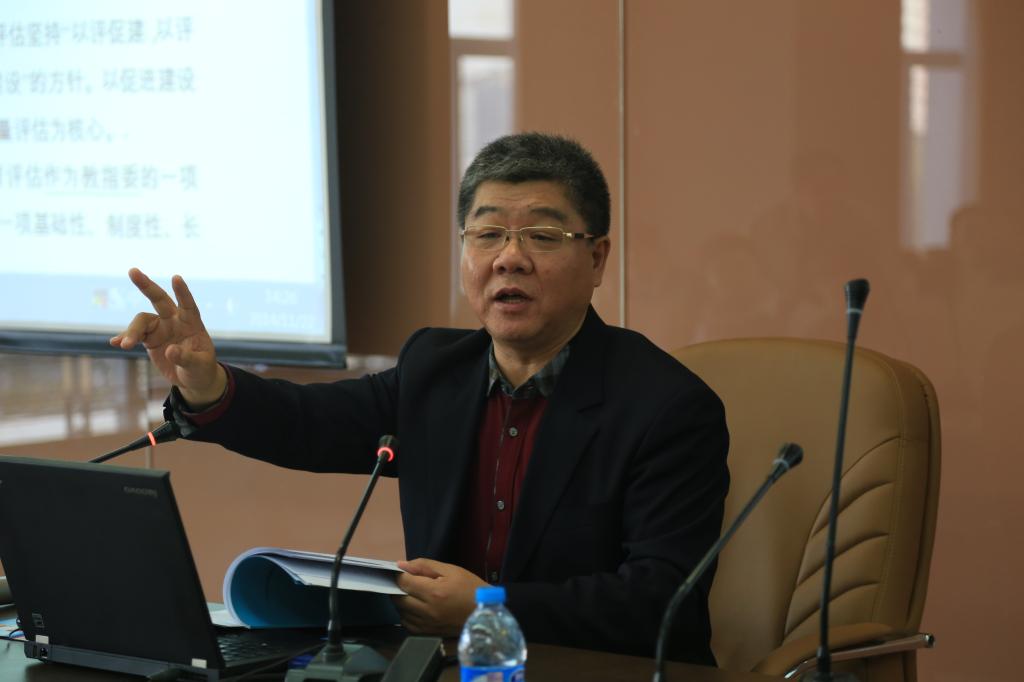 全国保险专业学位研究生教育指导委员会秘书长、kaiyun官网中国院长郝演苏教授做报告