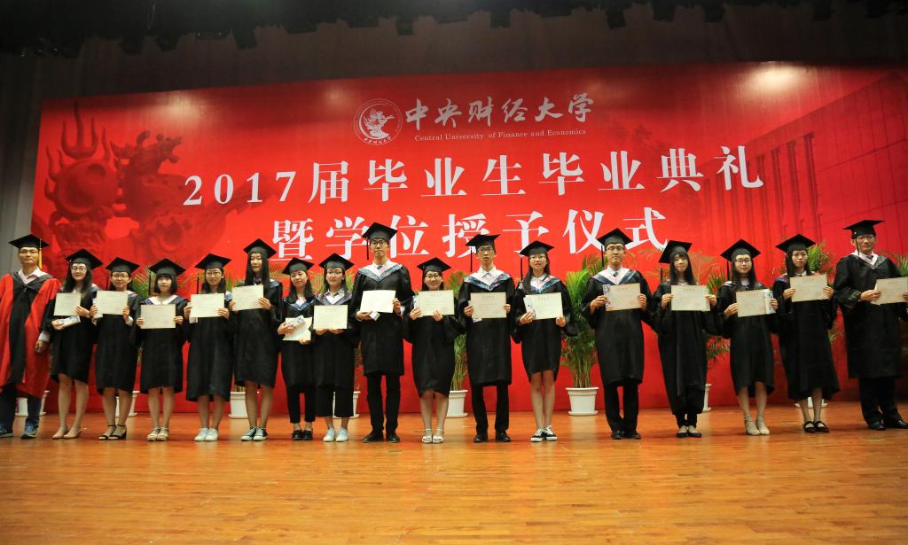 副院长周明为校级优秀毕业生颁奖