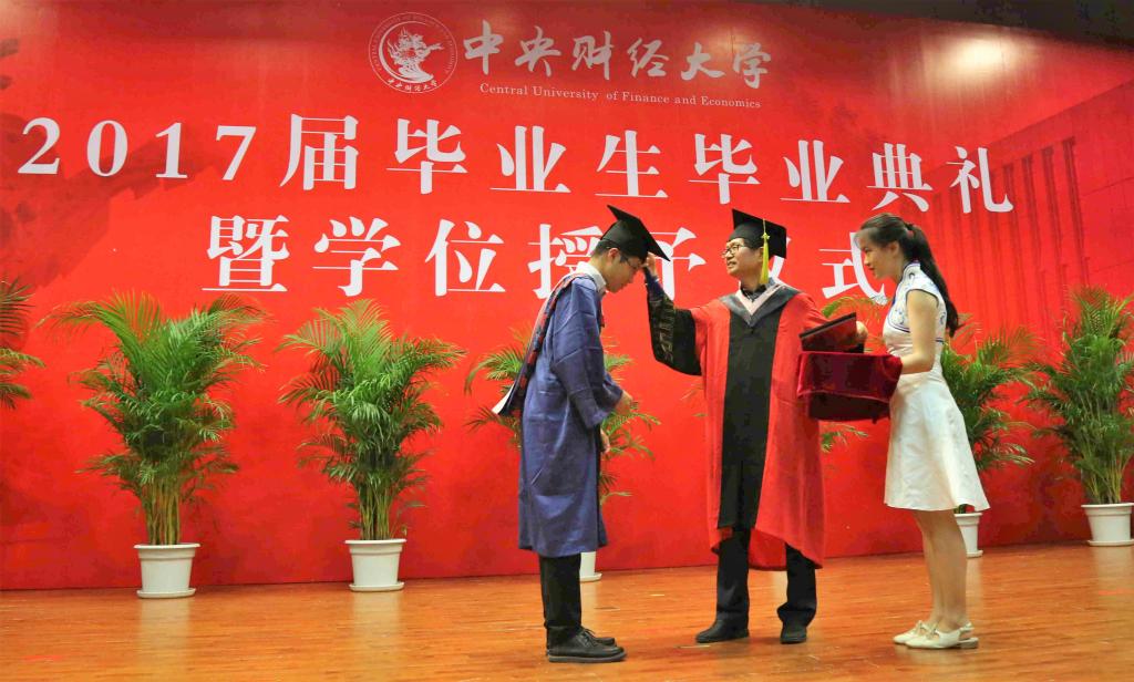 院长李晓林教授为毕业生拨穗,并颁发毕业证书